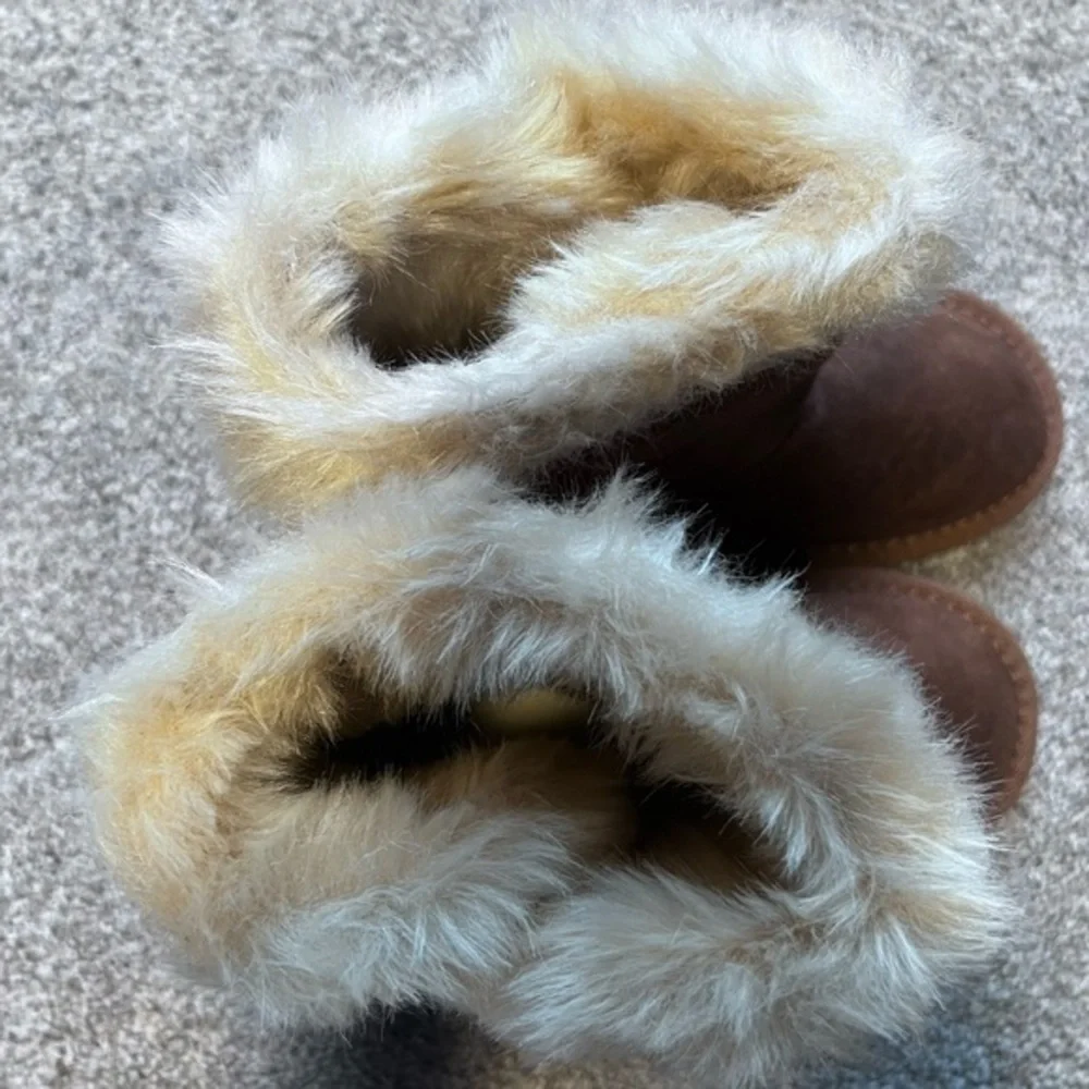 💚NWT The Children’s Place faux suede boots size 12